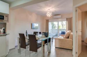 TV a/nebo společenská místnost v ubytování BENALBEACH Ocean Front Apartment 1BDR NEW!