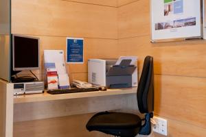 Holiday Inn Express Málaga Airport by IHG的电视和/或娱乐中心