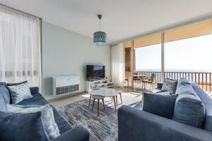 TV a/nebo společenská místnost v ubytování Sunny Coastal Getaway Green Coast