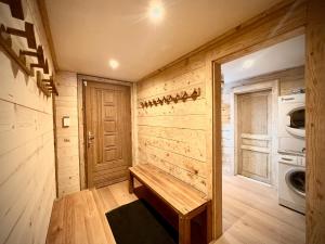 une pièce avec un mur en bois avec un banc dans l'établissement Chalet Valentine, à Les Deux Alpes 25 autres photos