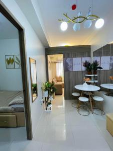 una stanza con un tavolo, sedie e un letto di Field Residences King Elite Near NAIA Arport a Manila
