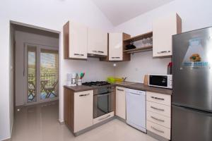 Kuchyň nebo kuchyňský kout v ubytování Apartment Ninić