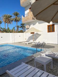 una villa con piscina e una casa di villa Sun Wing - Guest House a Luxor