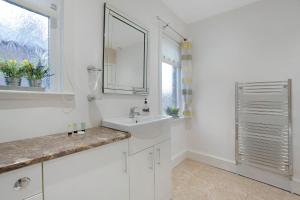 レッドカーにあるUnique! 5BR in Queen Streetの洗面台と鏡のある白いバスルーム +34枚の写真