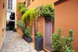 A garden outside Spiga Duplex Suites by Montenapoleone Living