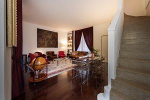 A seating area at Spiga Duplex Suites by Montenapoleone Living