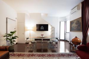 A television and/or entertainment centre at Spiga Duplex Suites by Montenapoleone Living