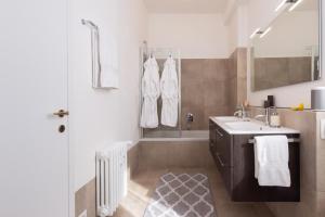 A bathroom at Spiga Duplex Suites by Montenapoleone Living