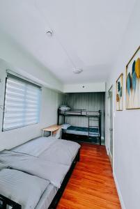 Postel nebo postele na pokoji v ubytování Apo View Urban Crib -2 BR Camella Northpoint
