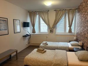 Posteľ alebo postele v izbe v ubytovaní Žižkov Cosy Studio Apartments