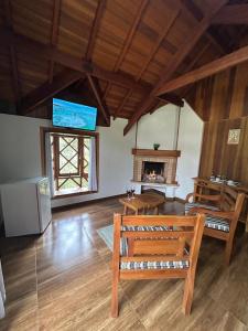 a living room with a bench and a fireplace at Recanto das Tirivas in Monte Verde