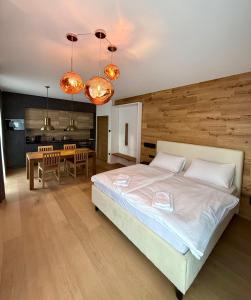 Postel nebo postele na pokoji v ubytování ELSA Spa Apartments Tux