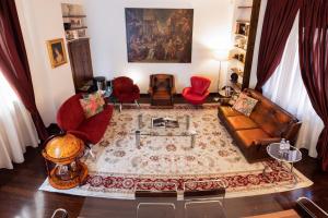 A seating area at Spiga Duplex Suites by Montenapoleone Living