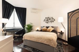 A bed or beds in a room at Spiga Duplex Suites by Montenapoleone Living