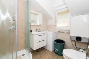 Koupelna v ubytování Apartment Ninić + 37 fotografií