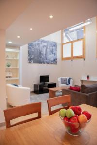 a bowl of fruit on a table in a living room at Tarter Mountain Lofts in El Tarter