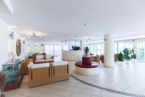 TV a/nebo společenská místnost v ubytování Hotel King - Azzurro Club
