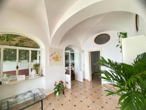 a living room with white walls and a ceiling with arches at Positano's Flats in Positano