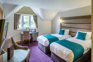 a hotel room with two beds and a desk at Ardencote in Henley in Arden +46 photos