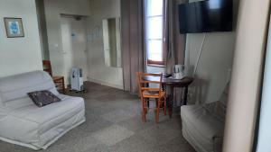 Μια τηλεόραση ή/και κέντρο ψυχαγωγίας στο Auberge la Source - Logis Hôtels