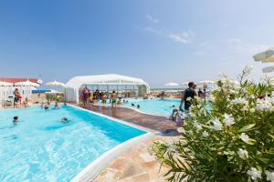 Bazén v ubytování Hotel King - Azzurro Club nebo v jeho okolí