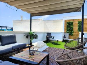 een patio met een bank, stoelen en een tafel bij Salinas Luxury DaNuria in Torrevieja