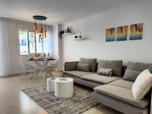 een woonkamer met een bank en een tafel bij Salinas Luxury DaNuria in Torrevieja
