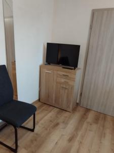 TV a/nebo společenská místnost v ubytování Ferienwohnung Zur Schönen Aussicht im Odenwald