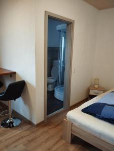 Postel nebo postele na pokoji v ubytování Ferienwohnung Zur Schönen Aussicht im Odenwald