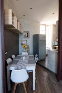 a kitchen with a table and chairs and a refrigerator at La Venere Suite in Fezzano