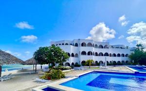 马林迪Charming Penthouse -Holidays Houses的一座带游泳池的大型白色建筑