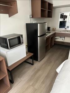 Η κουζίνα ή μικρή κουζίνα στο HomeBridge Extended Stay