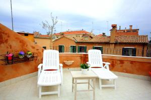 A balcony or terrace at Terrazza Biennale