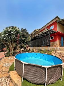 AkropongEn-suite Ecolodge Room with Views of Safari Valley的房子前面的一个大游泳池
