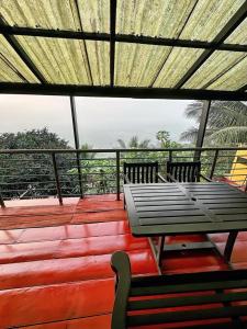 En-suite Ecolodge Room with Views of Safari Valley的阳台或露台