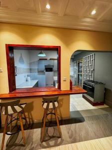 AkropongEn-suite Ecolodge Room with Views of Safari Valley的厨房配有墙上的大镜子