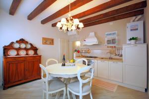 A kitchen or kitchenette at Terrazza Biennale