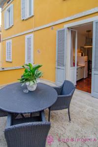 un tavolo con una pianta sopra accanto a un edificio di Garden Fiore del Ducato a Parma