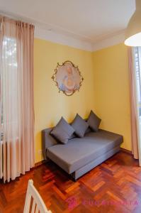 un divano in soggiorno con un dipinto sul muro di Garden Fiore del Ducato a Parma