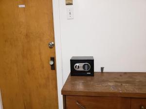 Ảnh trong thư viện ảnh của Bright room near Metro Monk station with Self Check-in ở Montréal