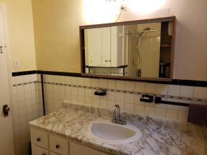 Phòng tắm tại Bright room near Metro Monk station with Self Check-in