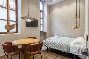 a room with a table and a table and chairs at Suite Premium junto al Río Turia 2 in Valencia