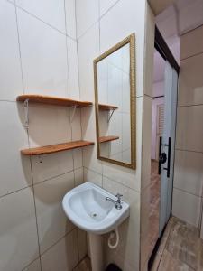 un bagno con lavandino e specchio di Pousada Mundo Encantado a São Thomé das Letras