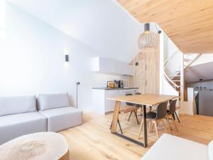 ein Wohnzimmer mit Tisch und Couch in der Unterkunft Luxueux triplex 5 pièces avec mezzanine, rénové, balcon et accès direct aux pistes - FR-1-314-241 in Morzine