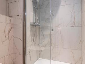 ein Badezimmer mit Dusche mit Glastür in der Unterkunft Luxueux triplex 5 pièces avec mezzanine, rénové, balcon et accès direct aux pistes - FR-1-314-241 in Morzine