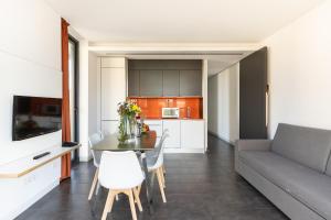 Televízia a/alebo spoločenská miestnosť v ubytovaní Cosmo Apartments Sants