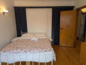 Giường trong phòng chung tại Bright room near Metro Monk station with Self Check-in
