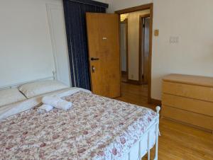 Giường trong phòng chung tại Bright room near Metro Monk station with Self Check-in