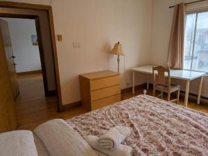 Giường trong phòng chung tại Bright room near Metro Monk station with Self Check-in