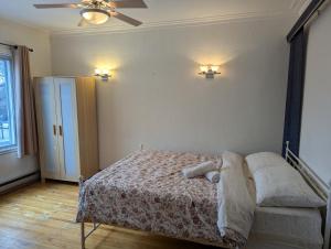 Giường trong phòng chung tại Bright room near Metro Monk station with Self Check-in